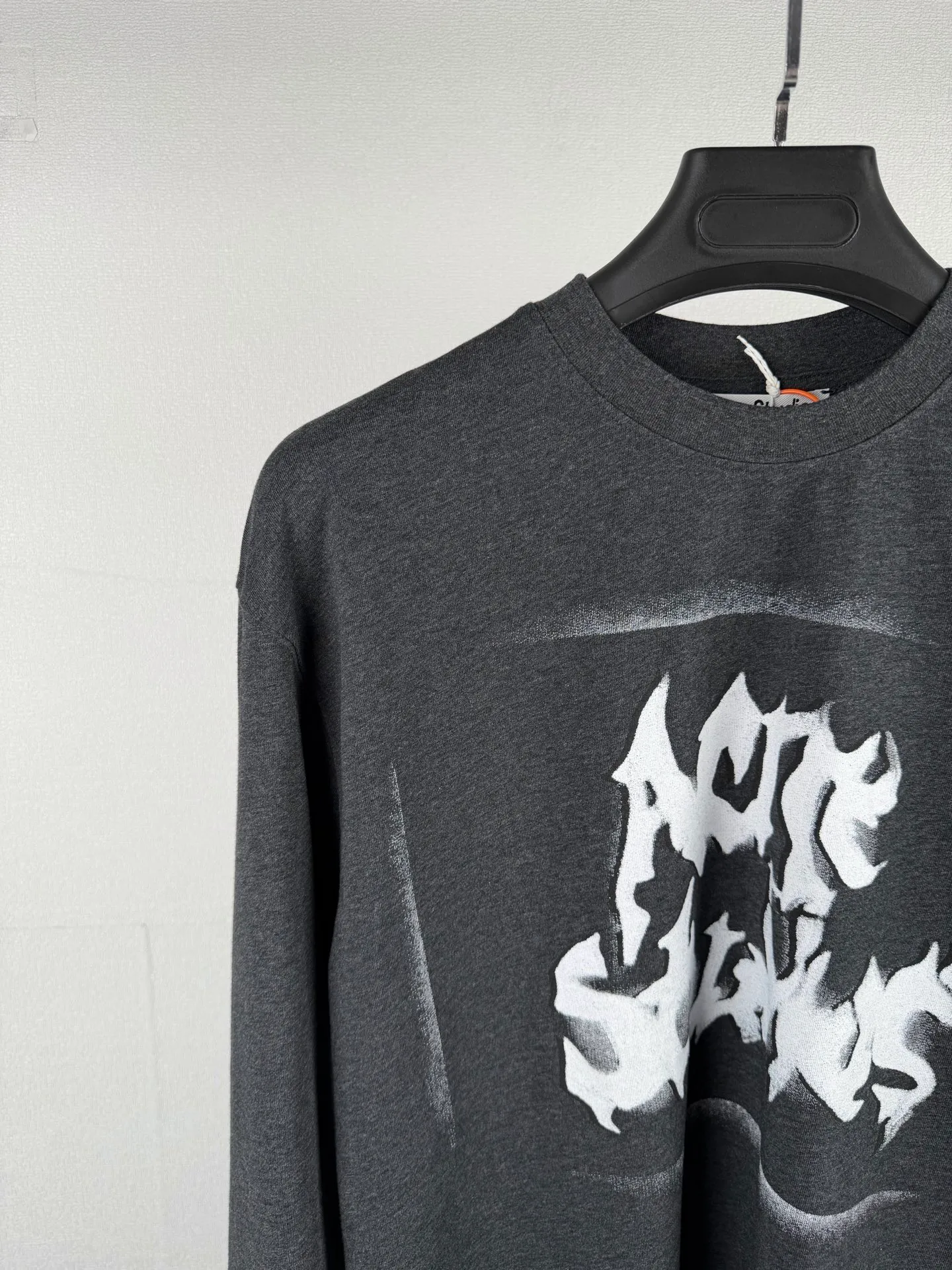 ACNE Studios printed graffiti logo distressed long-sleeved T-shirt. Customized air-oxygen soft matt jersey. Smooth and delicate, comfortable and skin-friendly. Cream White background. Retro luxury hidden in the distressed texture. Relaxed and high-end. The front and back are engraved with flame gothic fonts. Acne Studios' dark subculture edge flows naturally. Hand-carved holes and worn details reproduce the wild texture accumulated over time. The elegant collision of Nordic minimalist style and street rebellious spirit is interpreted to the extreme. Process 1: Adopt glue printing process. The printing is modified three times by the film screen. Use glue liquid paint to print the pattern on the fabric. Bake the fabric to fix the printed pattern. Process 2: Many parts of the body are worn by pure artificial regular positioning and hand brushing marks. Add texture and depth to the surface of the clothing to imitate the texture of natural wear. Process 3: The fabrics are fermented and washed, giving a better hand texture and not easy to deform. Not easy to shrink, not easy to fade, maintain long-term beauty Accessories: Customized 1:1 Acne trademark Version: Loose version Size: S M L XL